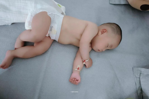 洛阳宝宝拍嗝的正确方法